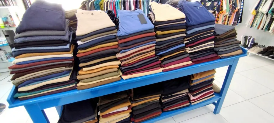 Camisas dobradas em pilhas