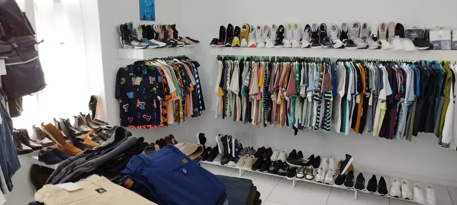 Interior da Boutique Men, com os cabides e o calçado